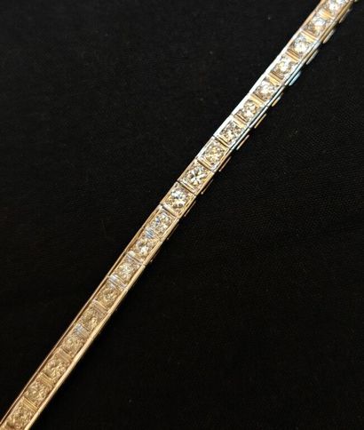 Bracelet ligne en or gris 750 ‰ composé de...