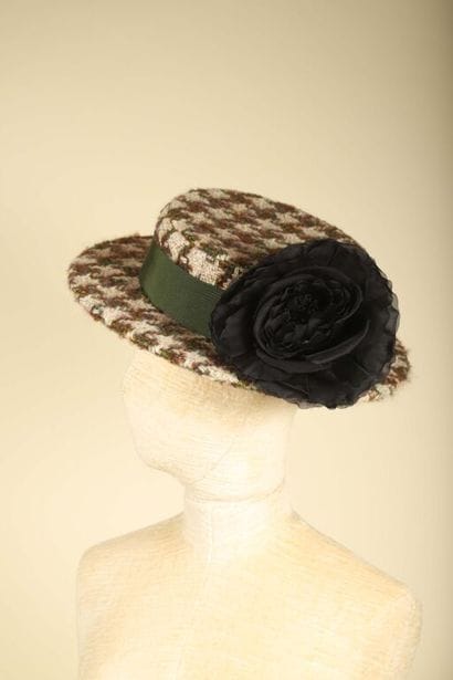 CHANEL par Karl Lagerfeld.
Exceptionnel chapeau...