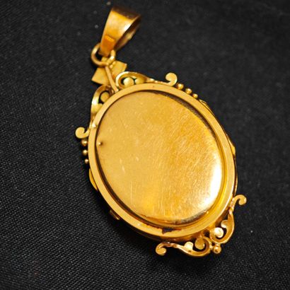 Pendentif porte-photo en or jaune 750‰.
Dimensions...