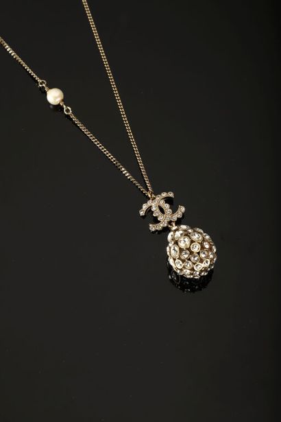 CHANEL.
Collier pendentif à motif de goutte...