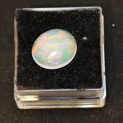 Opale de forme ovale, de taille cabochon,...