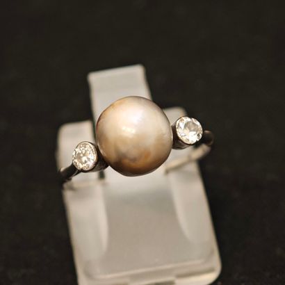 Bague en platine 950‰ surmontée d'une perle...