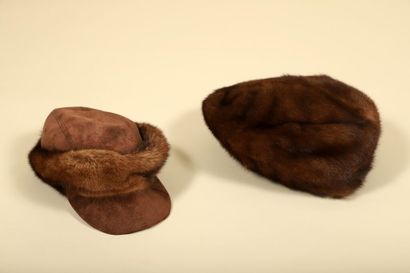 Lot comprenant : 
- casquette à visière en...