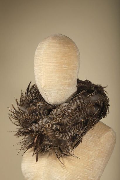 Lot de 3 écharpes en plumes de coq et faisan,...