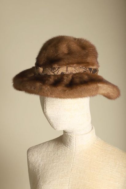 CHRISTIAN DIOR.
Lot comprenant : 
- Manchon...