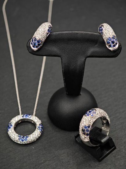 Parure en or gris 750‰ comprenant une bague...