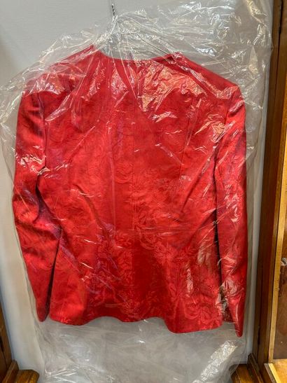 YVES SAINT-LAURENT VARIATION.
Veste croisée...