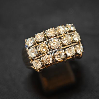 Bague bandeau en or gris 750‰, sertie de...