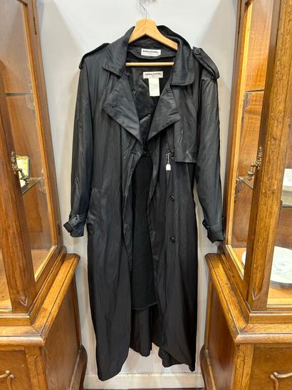 SONIA RYKIEL. 
Trench imperméable noir à...