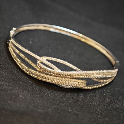 Bracelet en or gris 750‰ de type rigide ouvrant,...