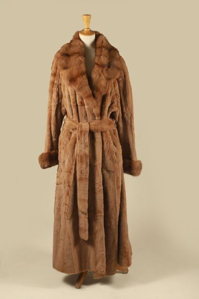 Long manteau et ceinture en Vison (Mustela...