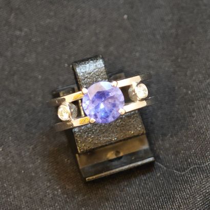 Bague en or gris 750 ‰ composée de deux corps,...