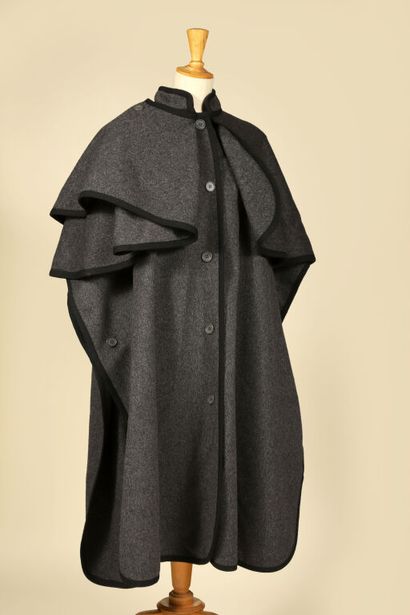 YVES SAINT-LAURENT RIVE GAUCHE.
Ample cape...
