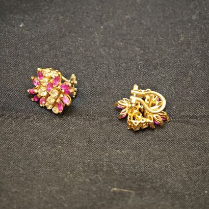 Paire de clips d'oreilles en or jaune ornés...
