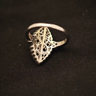 Bague marquise en or gris 750‰, composée...