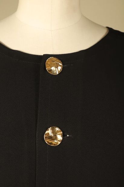 CARVEN.
Veste vintage en soie noire, sans...
