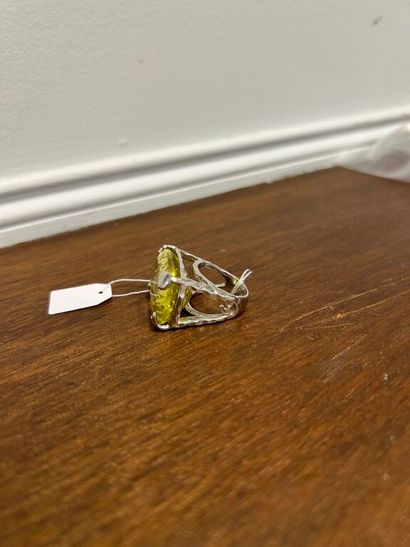 CHRISTIAN LACROIX. 
Importante bague en argent...