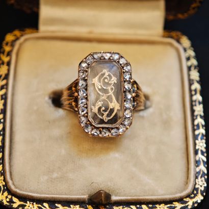 Bague souvenir en or jaune 750‰ composée...