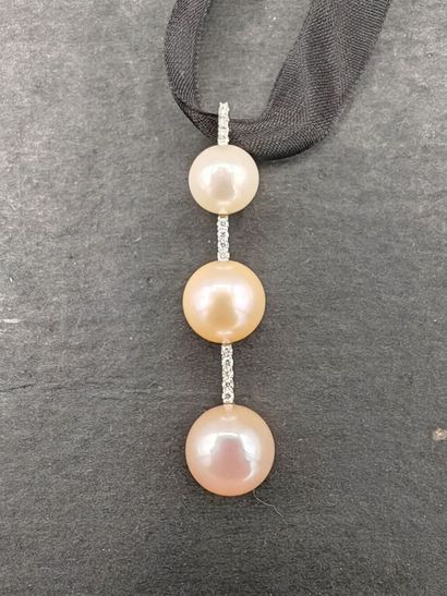 Pendentif en or blanc 750‰, en forme de barrette...