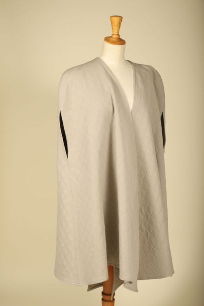 SONIA RYKIEL.
Cape en toile de coton à surpiqures...