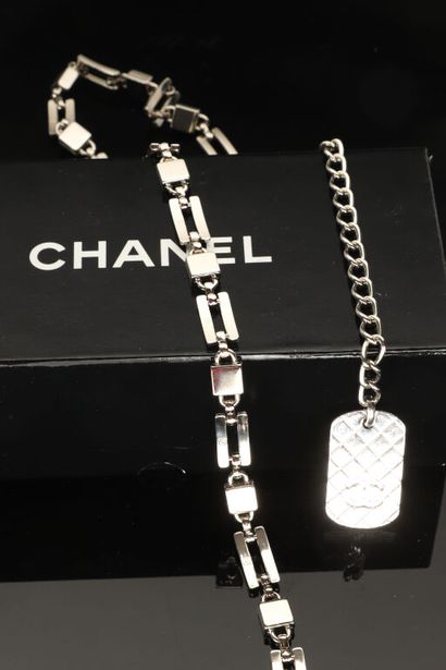 CHANEL par Karl Lagerfeld.
Ceinture chaîne...