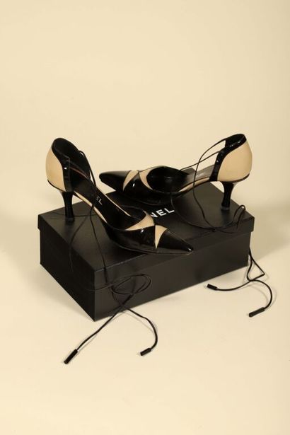 CHANEL.
Paire d'escarpins bicolore à laçage,...