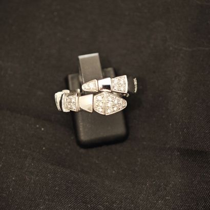 BAGUE souple ouverte en or gris 750‰ présentant...