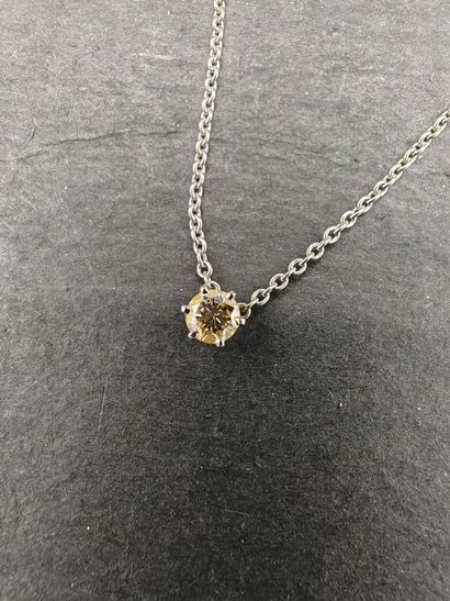Pendentif en or gris retenant un diamant...