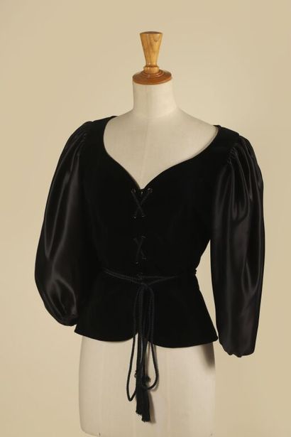 YVES SAINT LAURENT VARIATION.
Corsage à manches...
