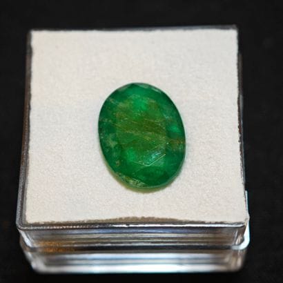 Émeraude de forme ovale, pesant 5,13 cts.
13,9...