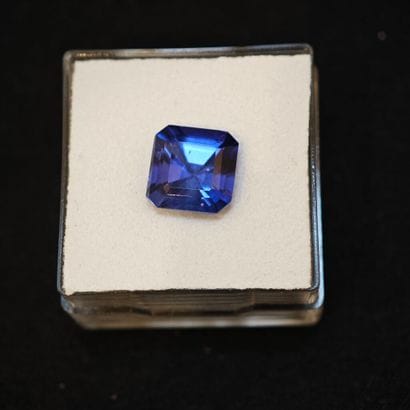 Tanzanite de forme carrée à pans coupés taillée...
