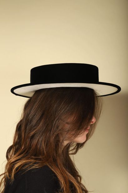 CHANEL. 
Exceptionnel chapeau en velours...