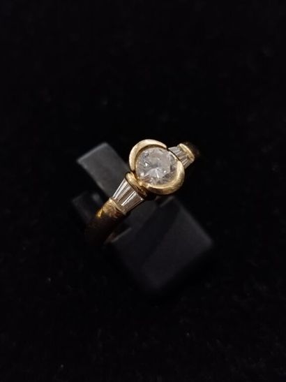 BAGUE en or jaune 750 ‰ ornée d'un diamant...