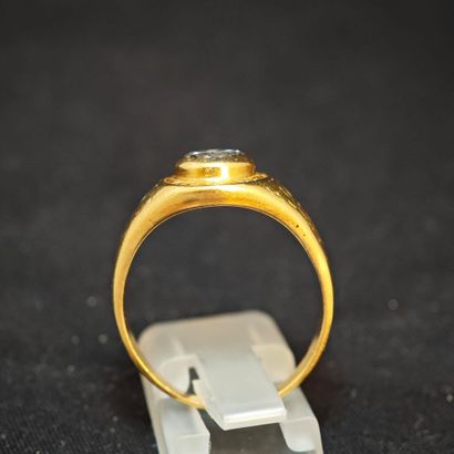 BAGUE en or jaune 750‰ ornée d'un diamant...