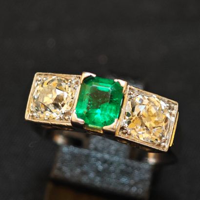 BAGUE Art Déco en platine 950‰ et or gris...