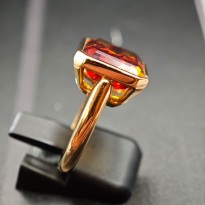 * BAGUE en or jaune 750‰ ornée d'une importante...