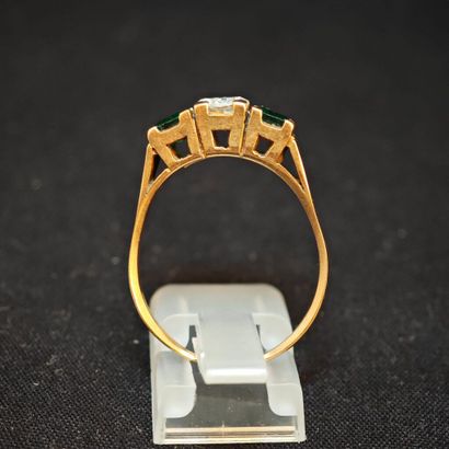 BAGUE trilogie en or jaune 750‰ ornée d'un...