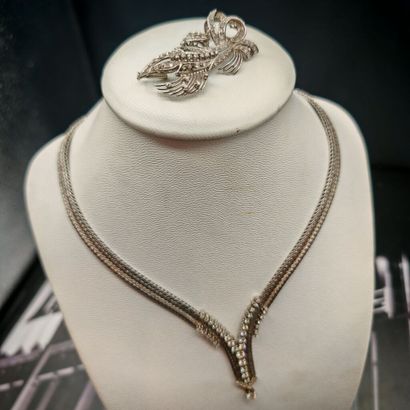 DEMI-PARURE en or gris 750‰ comprenant un...