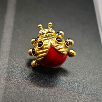 EVA SEGOURA. Vers 1990.
BROCHE de revers...