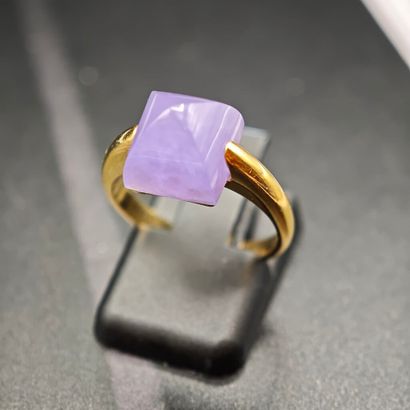 * BAGUE en or jaune 750‰ ornée d'un jade...