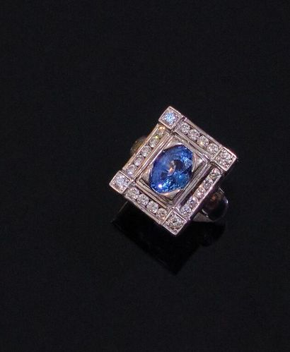 BAGUE moderniste en or gris 750‰ à plateau...