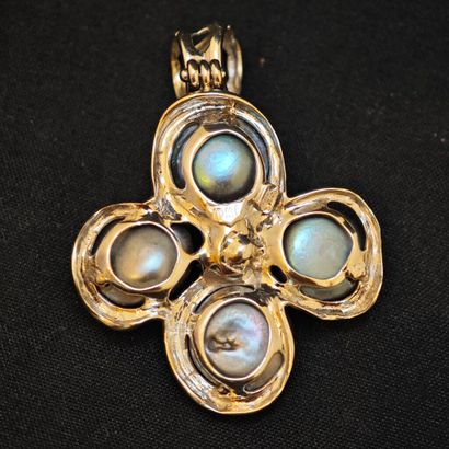 PENDENTIF en or gris 750‰ figurant une fleur...