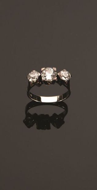 BAGUE rivière en or gris 750‰ ornée de trois...