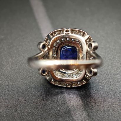 * BAGUE en platine 950‰ ornée d'un saphir...