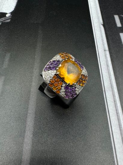 BAGUE dite cocktail en or gris 750‰, ornée...