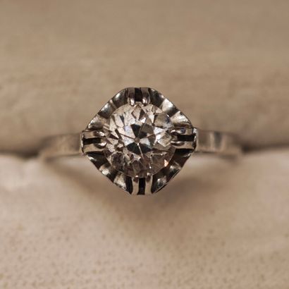 BAGUE en platine 950‰ ornée d'un diamant...
