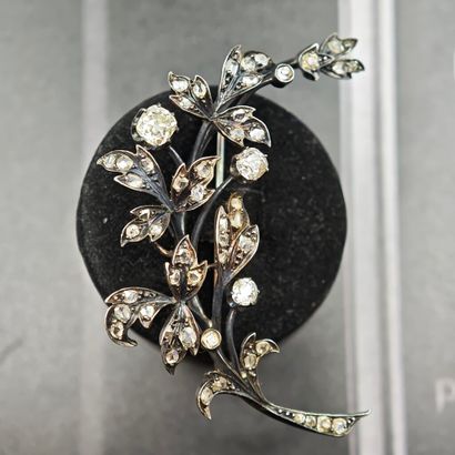 BROCHE en or 750‰ et argent 800‰ présentant...