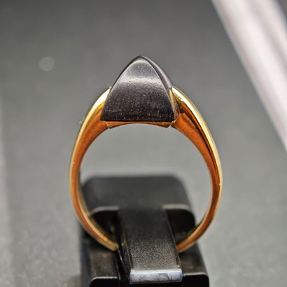 * BAGUE en or jaune 750‰ ornée d'un motif...