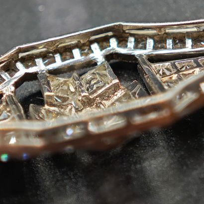 BROCHE de revers de forme oblongue en platine...
