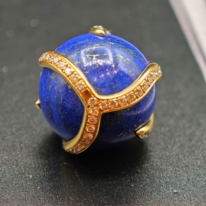 * PENDENTIF en or jaune 750‰ composé d'une...